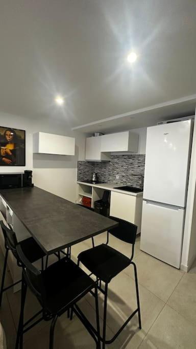 Holiday home Avec Jardinet, Fete Interdite ! *